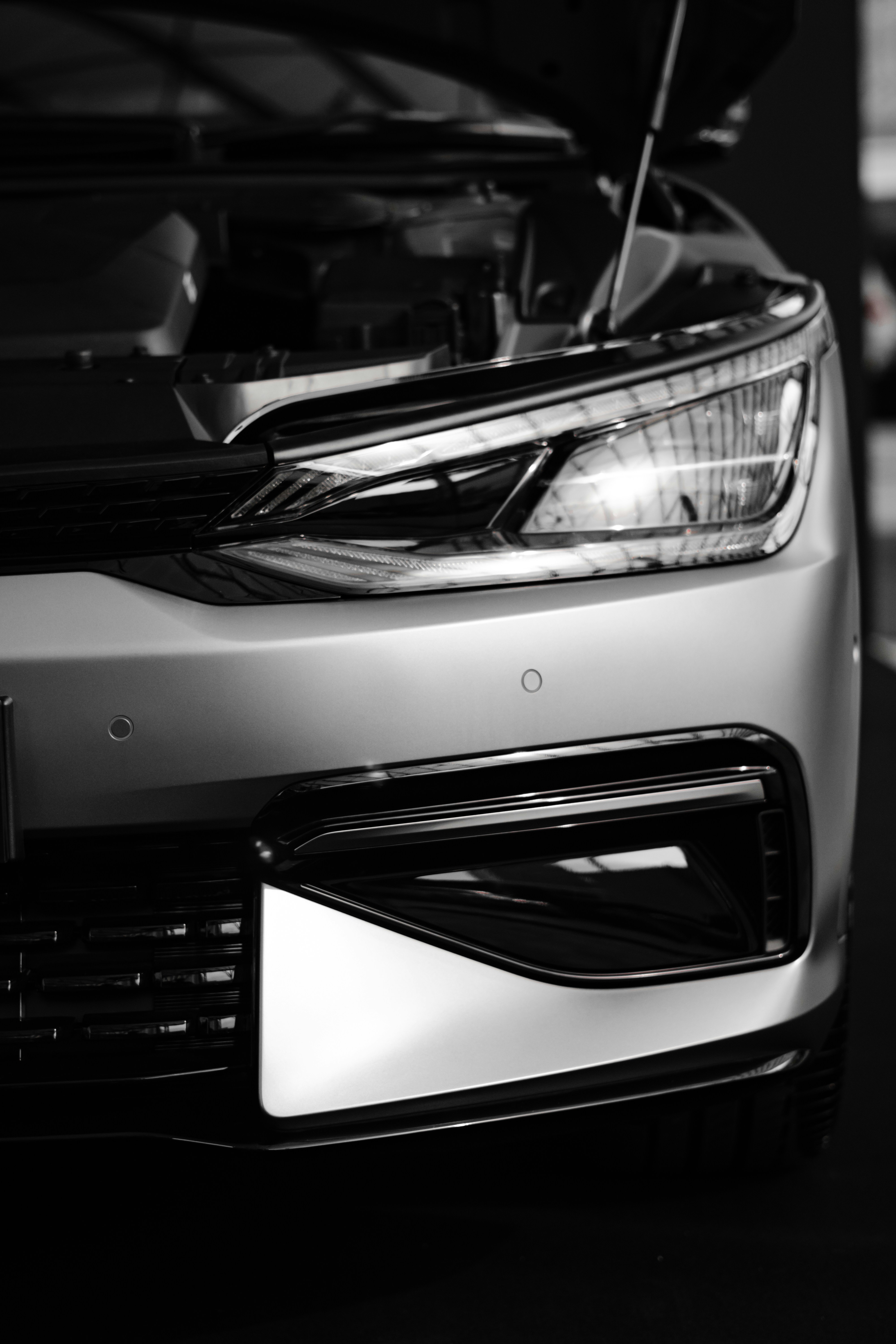 Mașină electrică la încărcare (imagine ilustrativă)